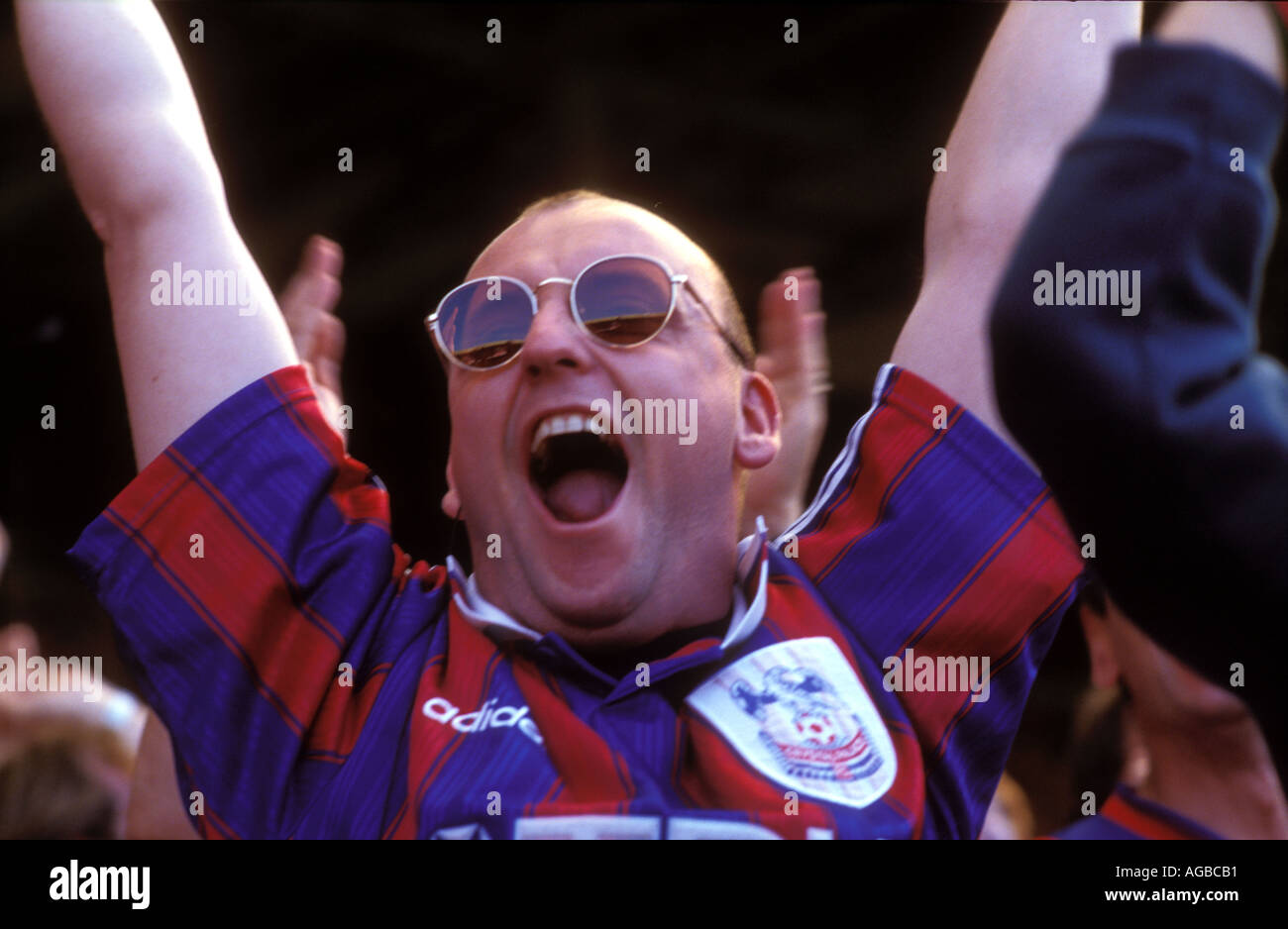 Il palazzo di cristallo i tifosi di calcio a corrispondere allo Stadio di Wembley. Foto Stock
