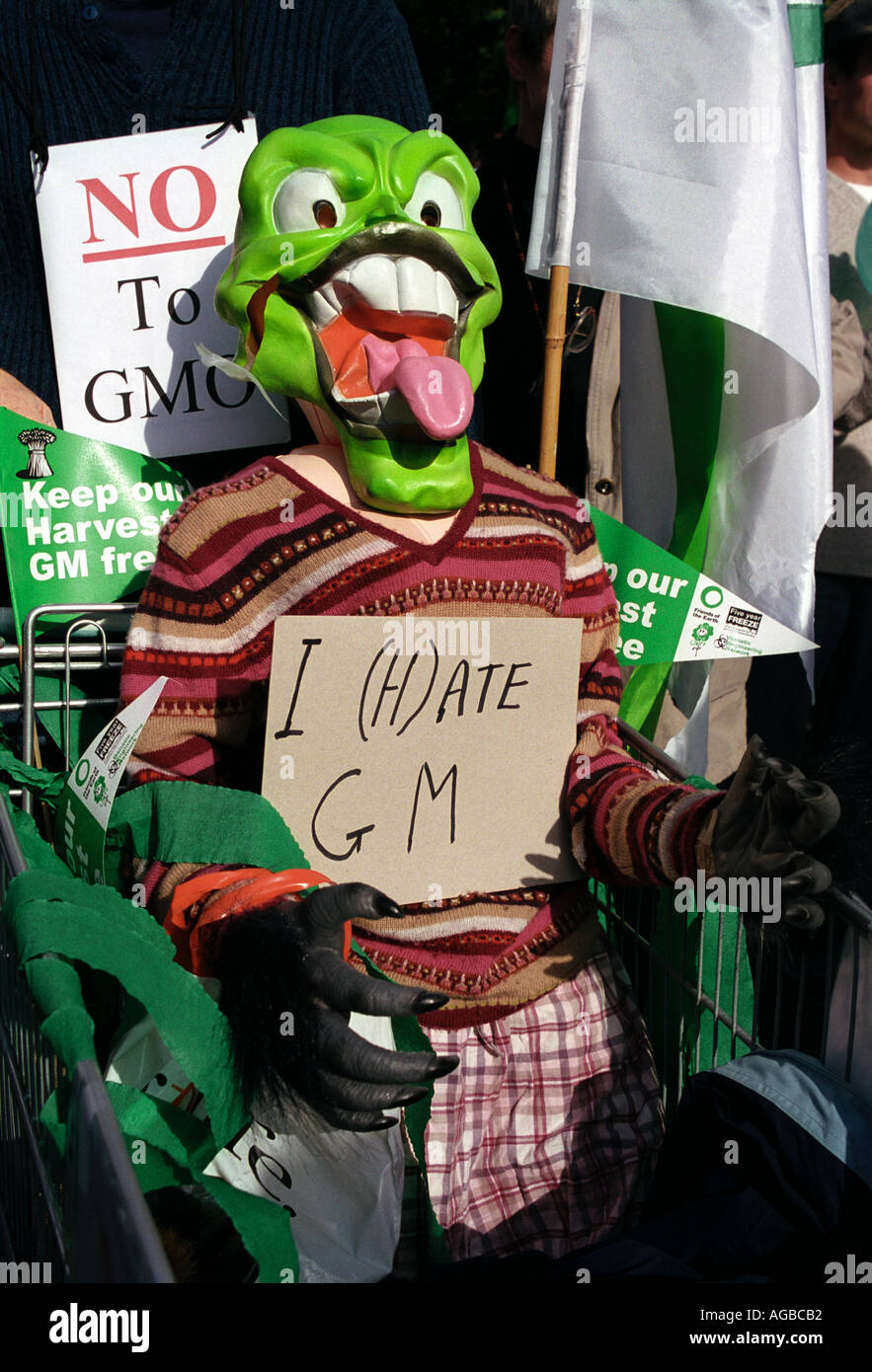 Dimostrazione attraverso il centro di Londra per protestare introduzione degli alimenti GM Dicembre 2003. Foto Stock