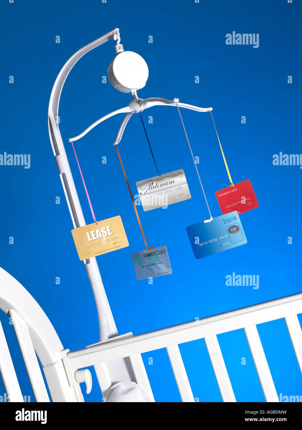 Baby Mobile con carte di credito in verticale Foto Stock