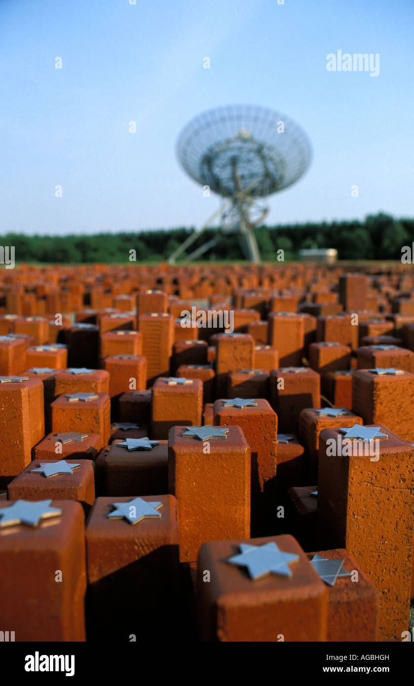 Drenthe Astron Westerbork il centro memoriale del campo di concentramento con i telescopi di radio nelle vicinanze Foto Stock