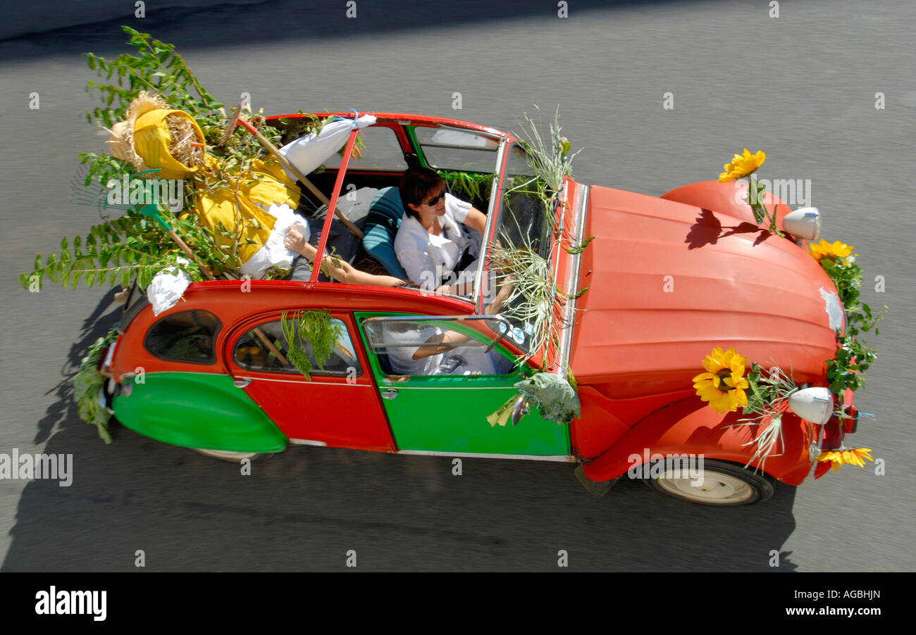 Citroen 2CV decorate per matrimoni, Francia. Foto Stock