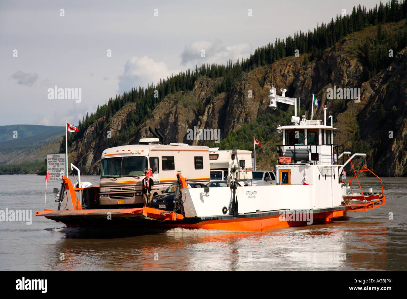 L'auto traversata in traghetto del fiume di Yukon portare i visitatori al centro storico della città mineraria di Dawson City Yukon Territory Canada Foto Stock
