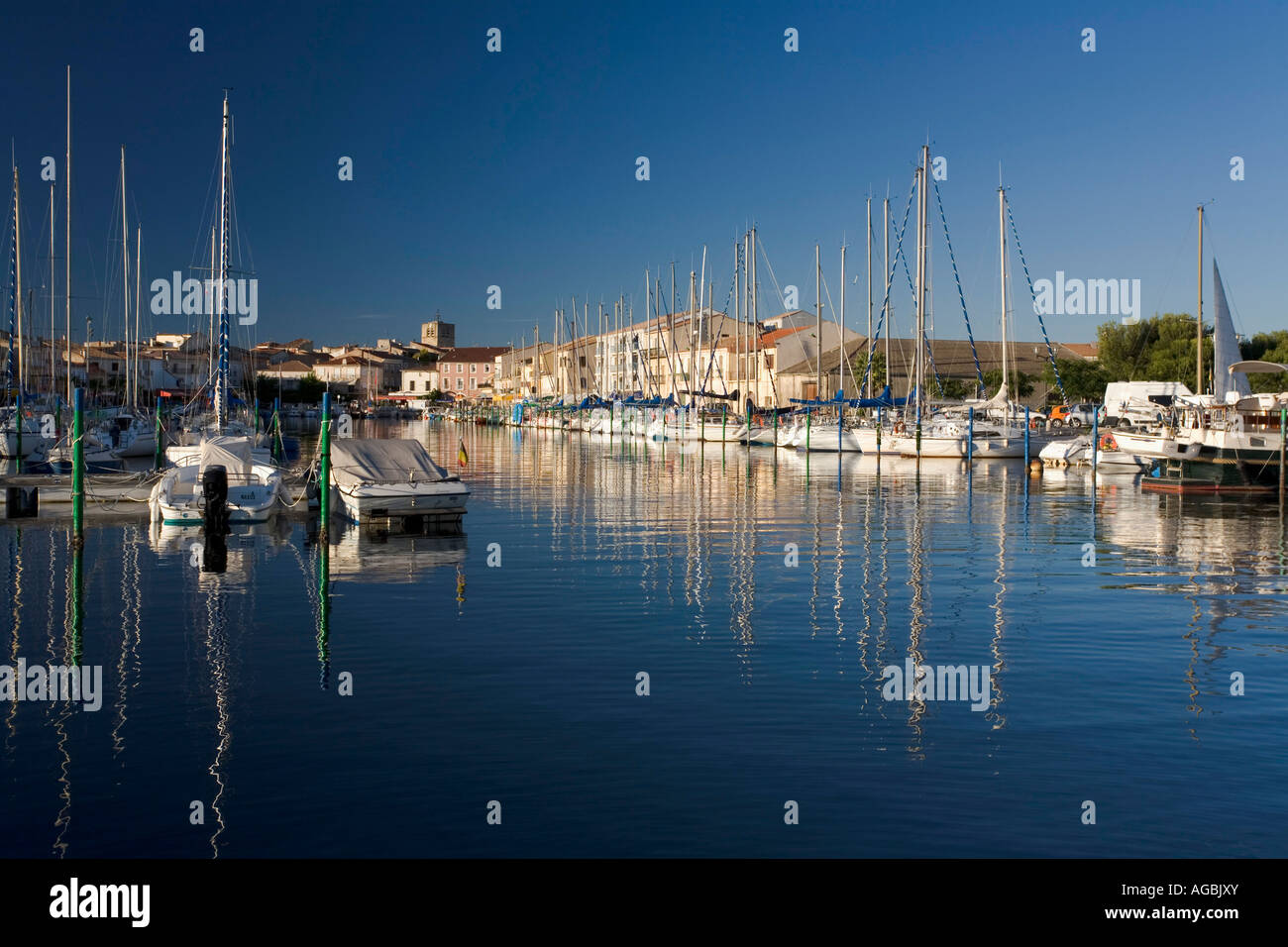 Mèze è un grazioso porto di pesca sull'étang de Thau Foto Stock