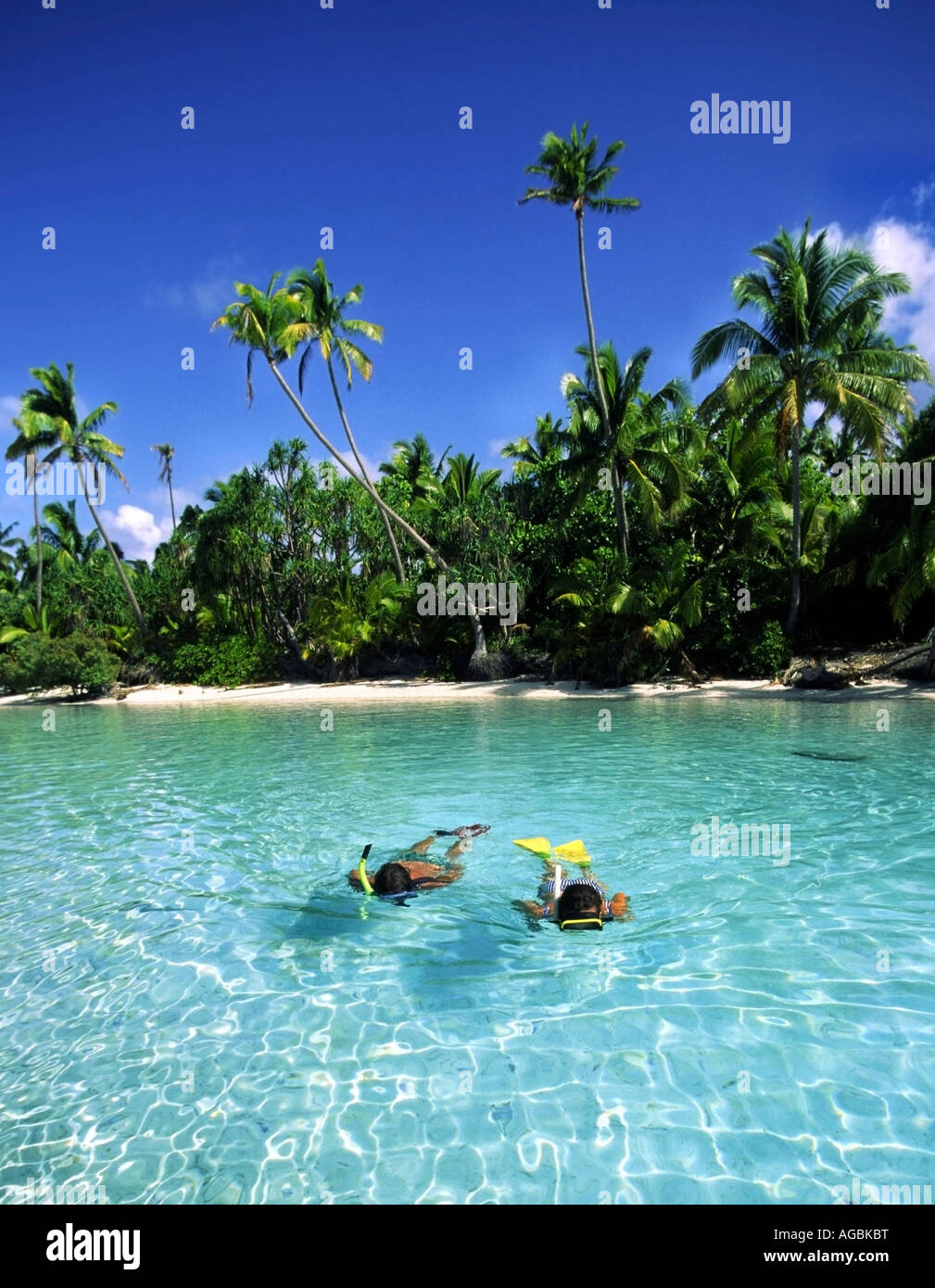 Sud Pacifico Isole Cook Aitutaki Lagoon un piede isola sogno spiaggia cristal acqua chiara giovane snorchling Foto Stock