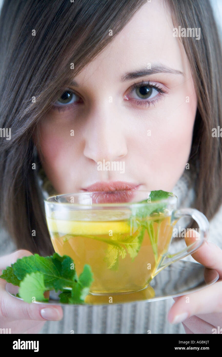 Donna di bere tè al limone Foto Stock