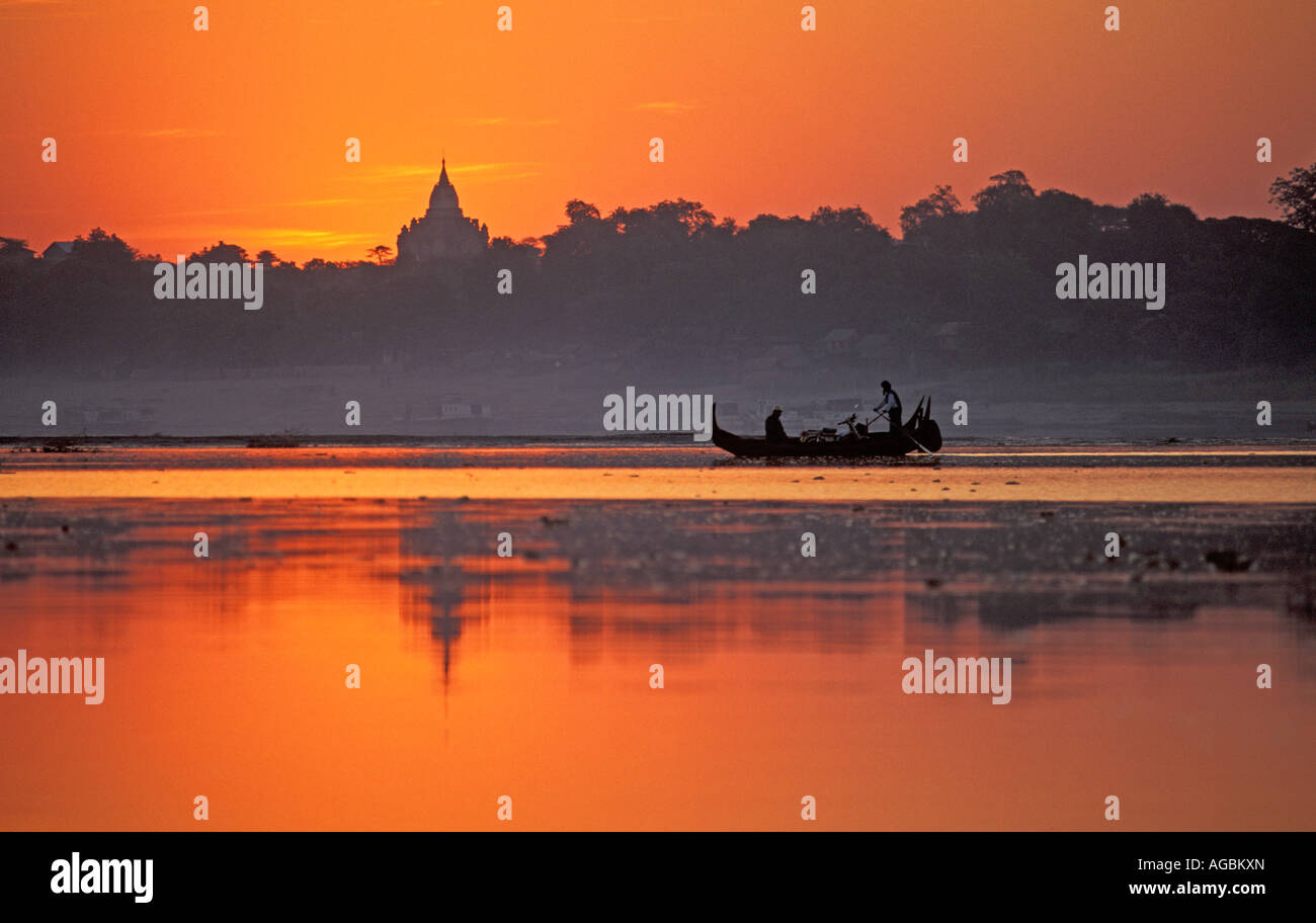 Myanmar, Bagan, taxi boat sul Fiume Ayeyarwady presso sunrise Foto Stock