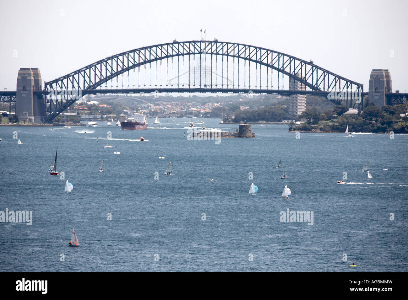Harbour Bridge e Fort Denison attraverso Rose Bay dal Vaucluse con barche e navi a Sydney nel Nuovo Galles del Sud Australia NSW Foto Stock