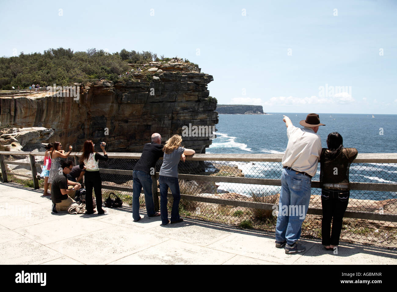 Persone di ammirare in cima alla scogliera vedute dell'Oceano Pacifico da Gap Bluff vicino Watsons a Sydney nel Nuovo Galles del Sud Australia NSW Foto Stock