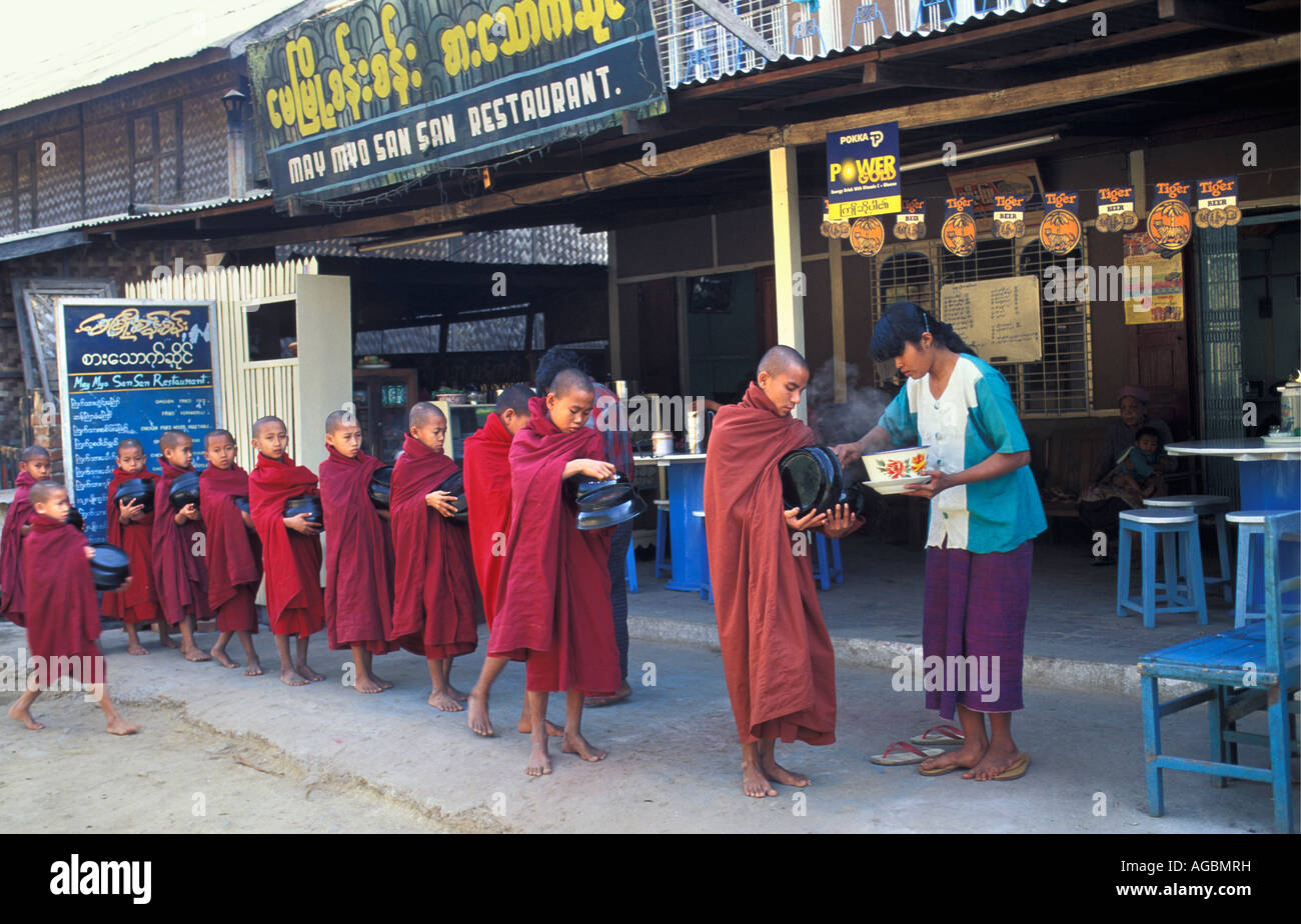 Myanmar, Bagan, i monaci buddisti di raccogliere cibo Foto Stock