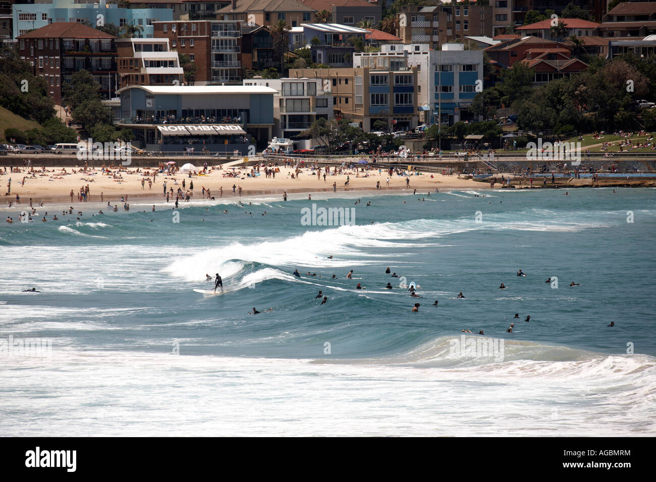 La gente di nuoto e in attesa di onde da surf a Bondi Beach Sydney New South Wales NSW Australia Foto Stock