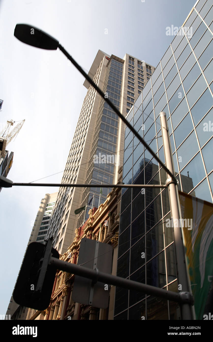 Alto e moderno ufficio commerciale grattacielo edificio con lampade stradali a Sydney nel Nuovo Galles del Sud Australia NSW Foto Stock