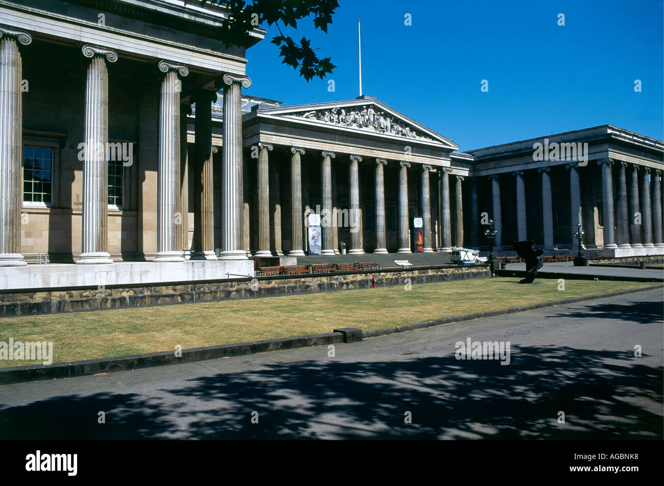 Il Grecian facciata di stile che accoglie i visitatori di Londra s British Museum su Great Russell Street il museo è un auto tempio in stile per le arti e le conquiste del mondo s civiltà Foto Stock