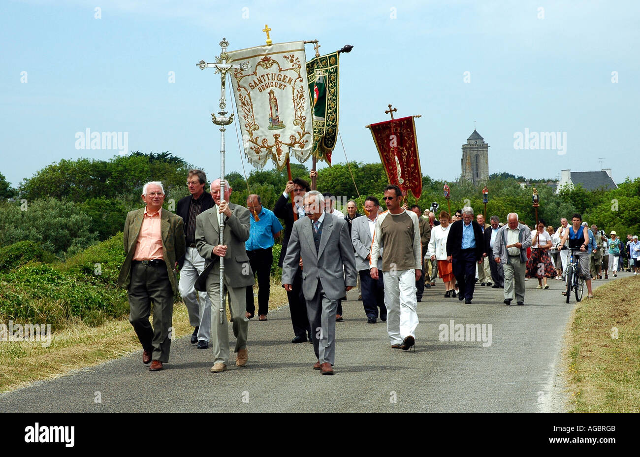 L annuale perdono, una processione religiosa in onore di San Tugen (cappella, al centro della schiena) su un vicolo del paese sulla costa di Finistère Foto Stock