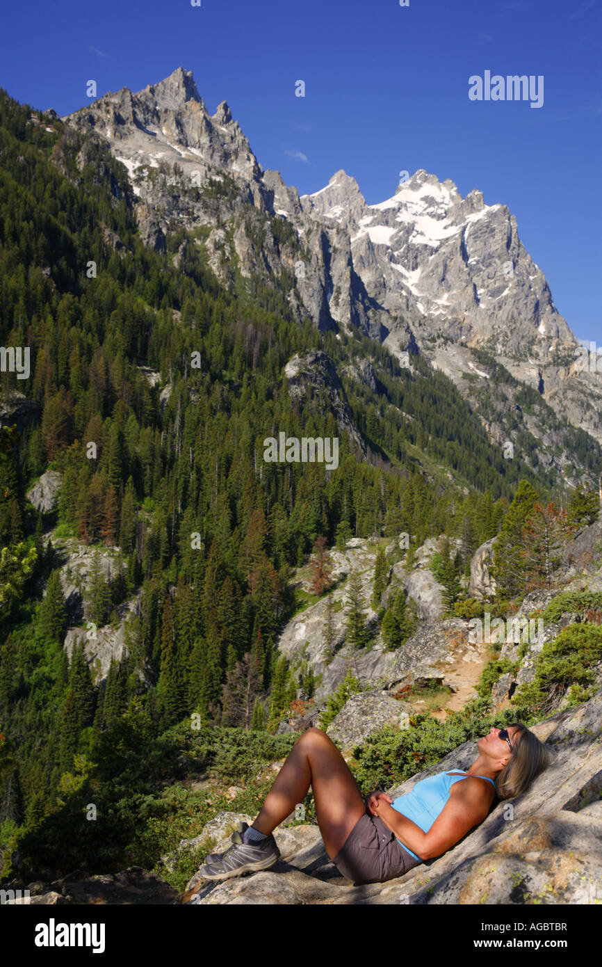 Un visitatore sulla cascata Canyon Trail Grand Teton National Park Wyoming MR Foto Stock