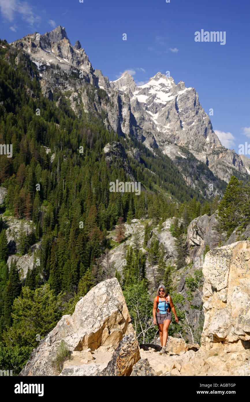 Un visitatore sulla cascata Canyon Trail Grand Teton National Park Wyoming MR Foto Stock