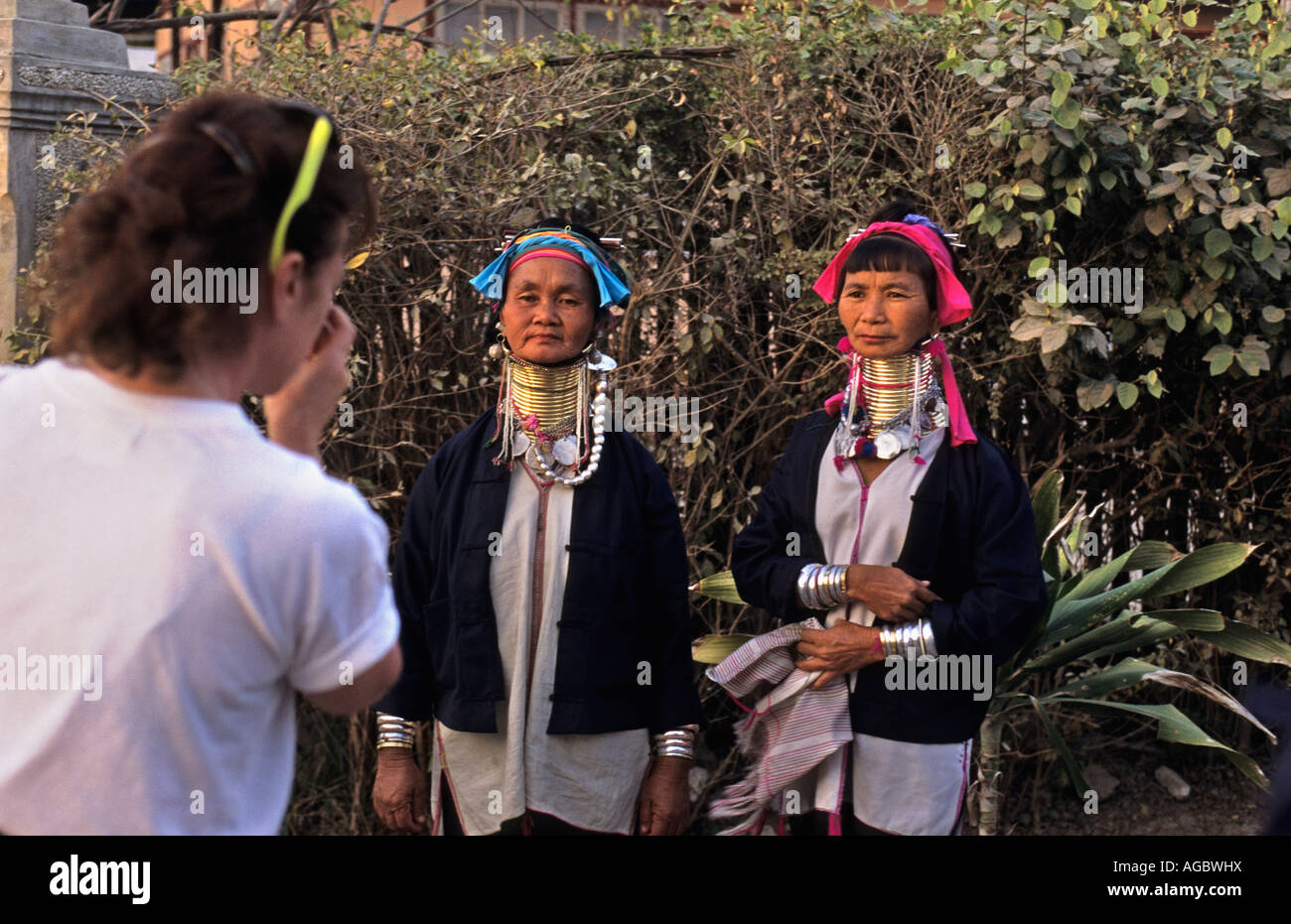 Myanmar, Loikow, turistica prendendo foto di donne della tribù Padaung Foto Stock