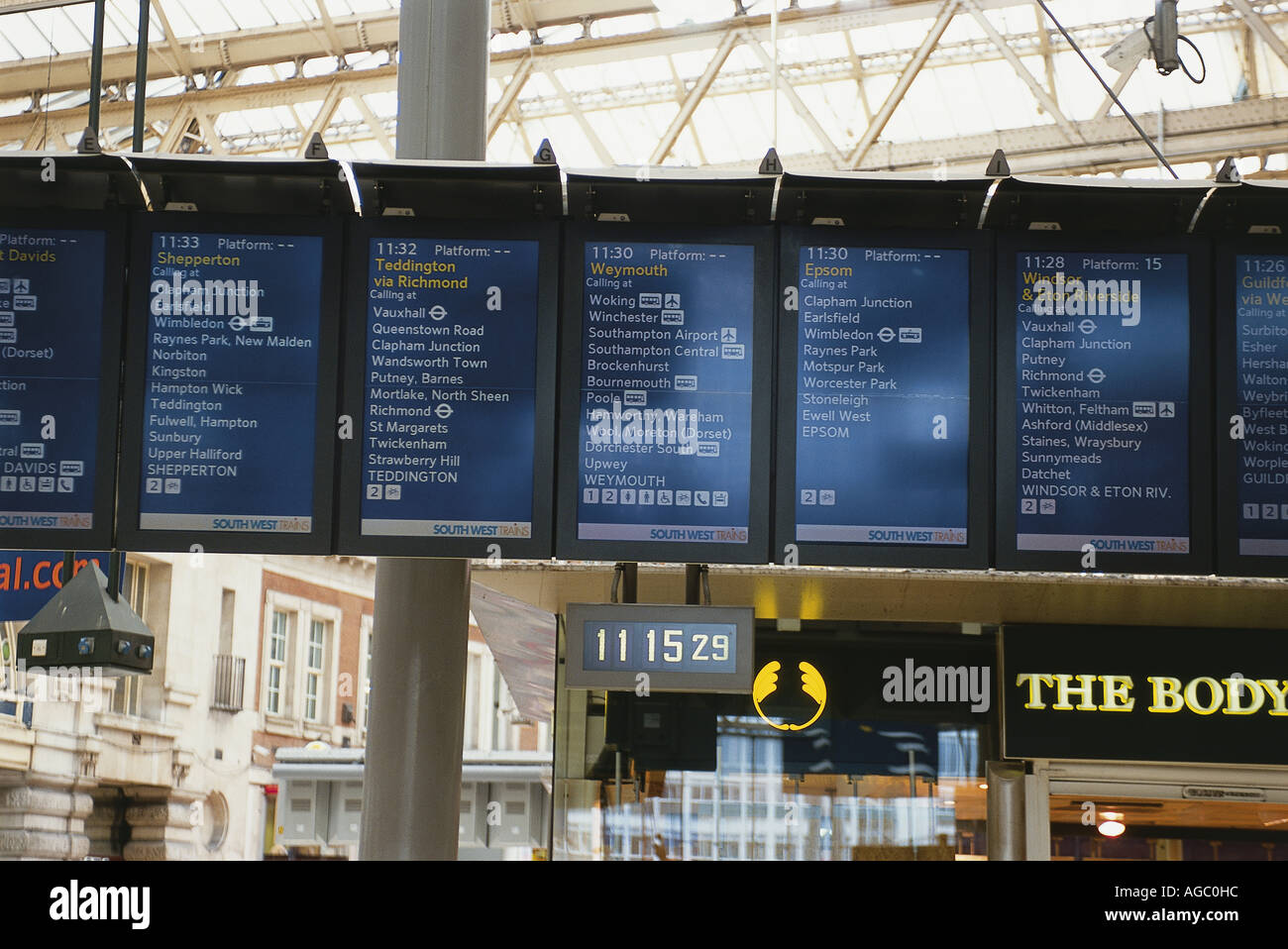 Il treno del tempo e la piattaforma di schede di informazione alla Stazione Waterloo di Londra Foto Stock