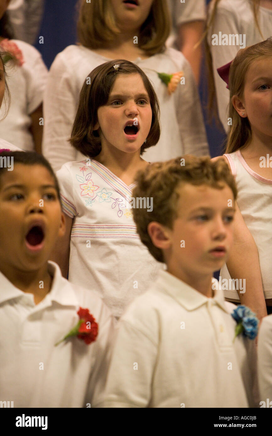 I bambini a cantare in coro Farragut Scuola Elementare Culver City California USA Foto Stock