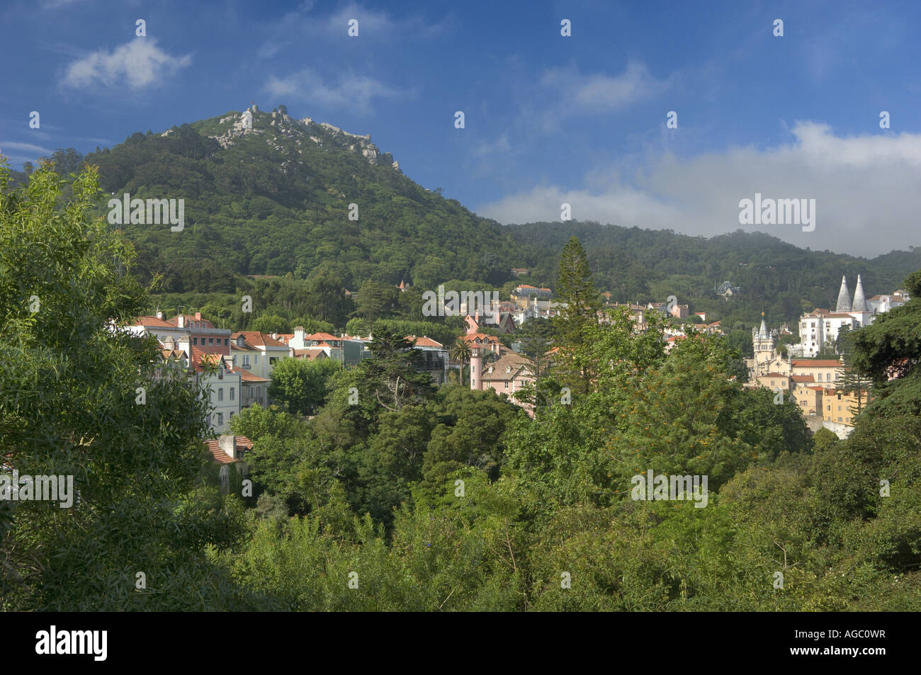 Sintra, la vista della Città Vecchia, il Palazzo Reale e il Castelo dos Mouros Foto Stock