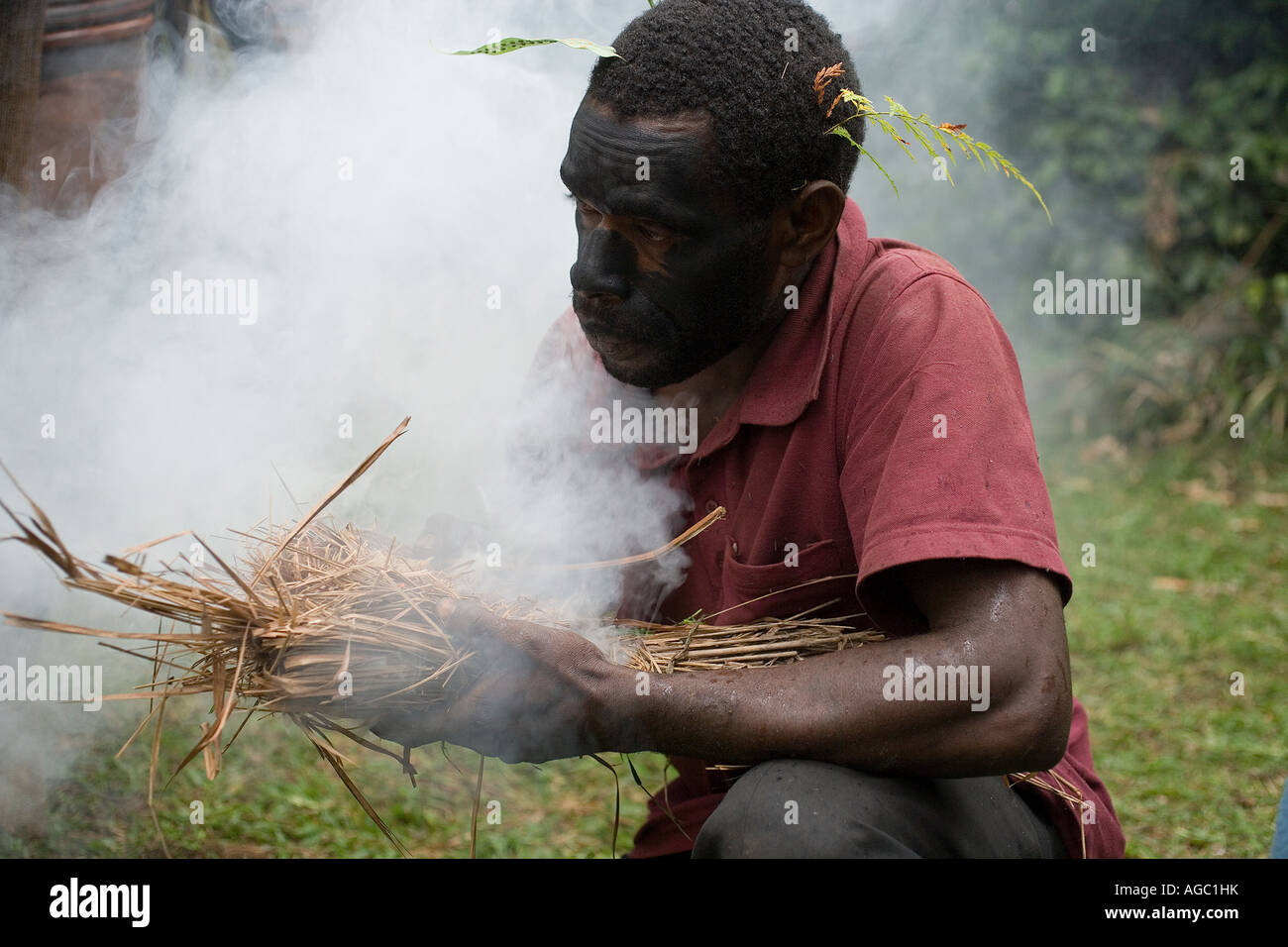 L'uomo facendo fuoco, le Highlands, Papua Nuova Guinea Foto Stock