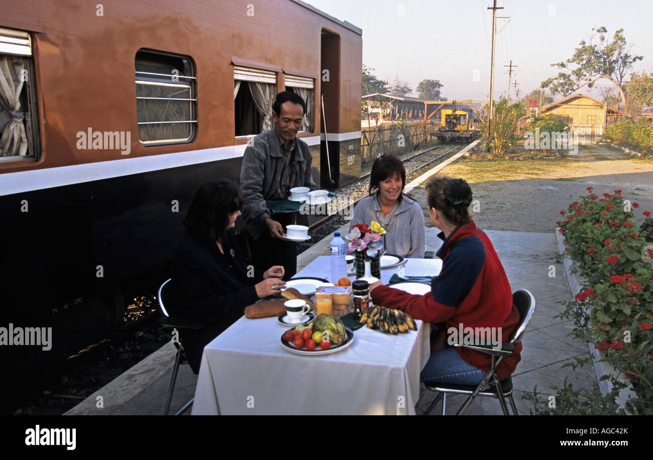 Myanmar Mandalay, turisti aventi colazione presso la stazione ferroviaria Foto Stock