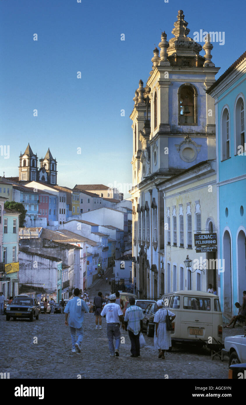 Il Brasile, a Salvador de Bahia, la gente sulla strada dalla cattedrale Foto Stock