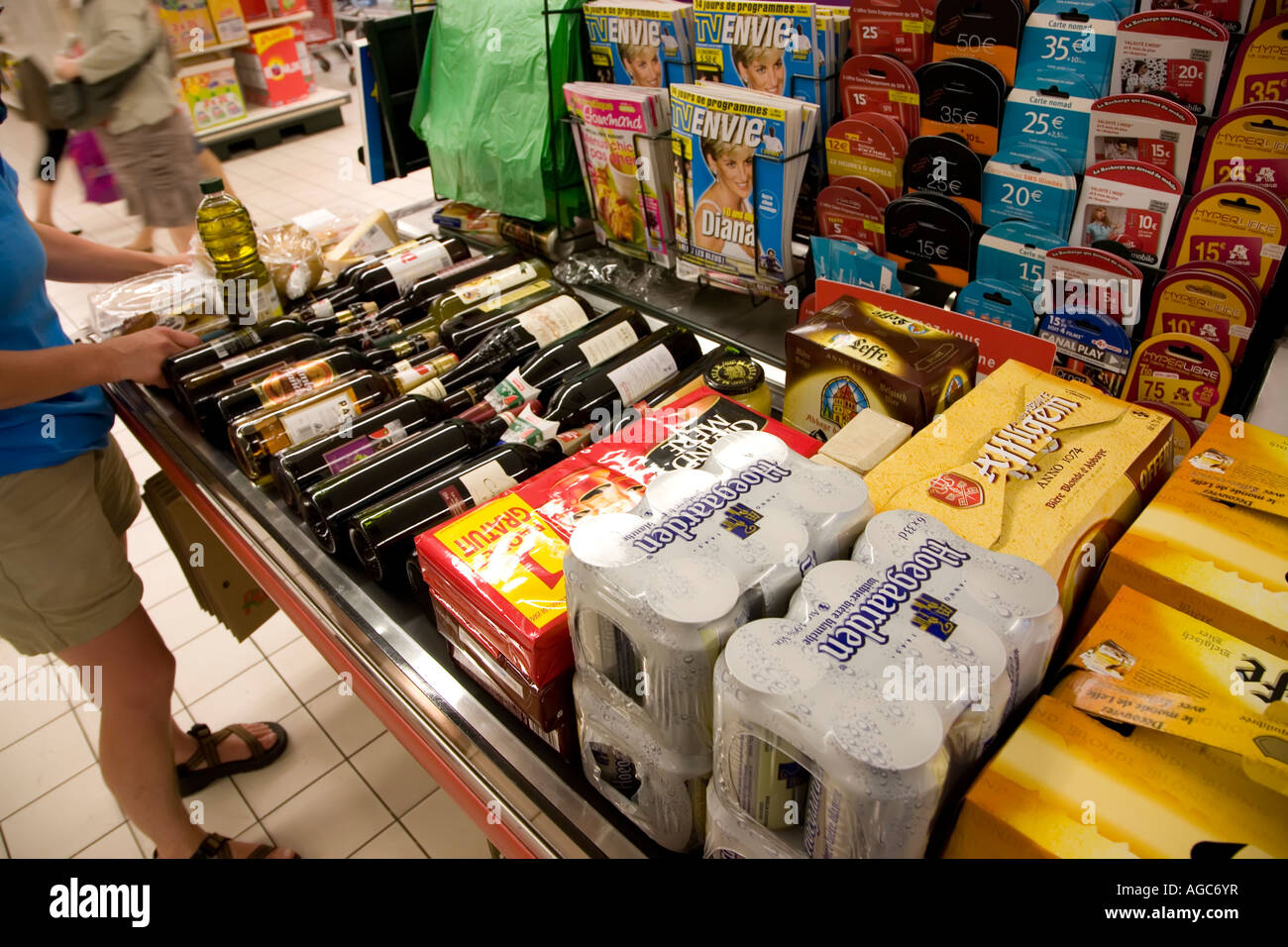 Ipermercato Auchan acquista con la birra e il vino acquistato dalla British shopper approfittando di prezzi economici Francia Foto Stock