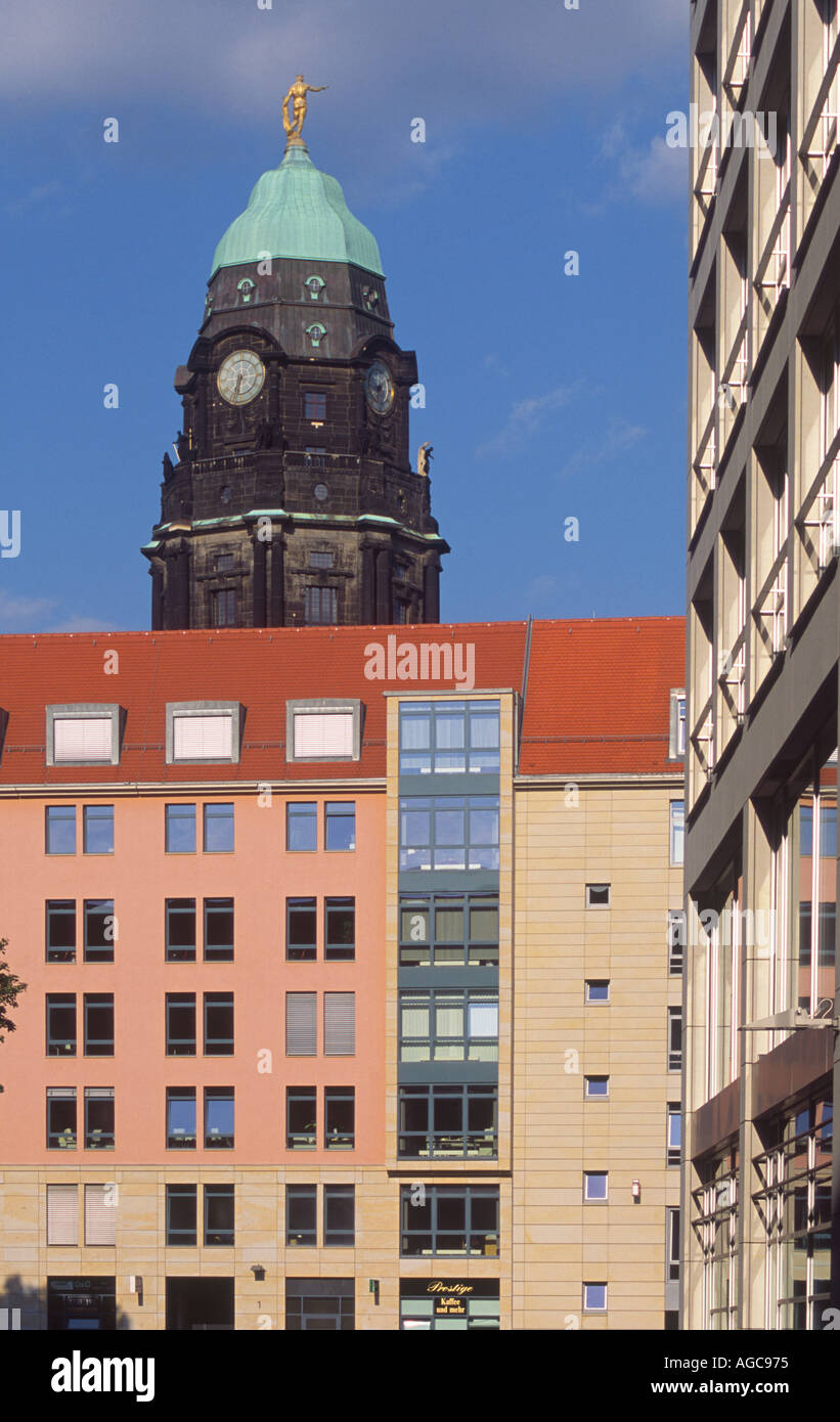 Moderni e antichi edifici ricostruiti in Dresden Germania Foto Stock