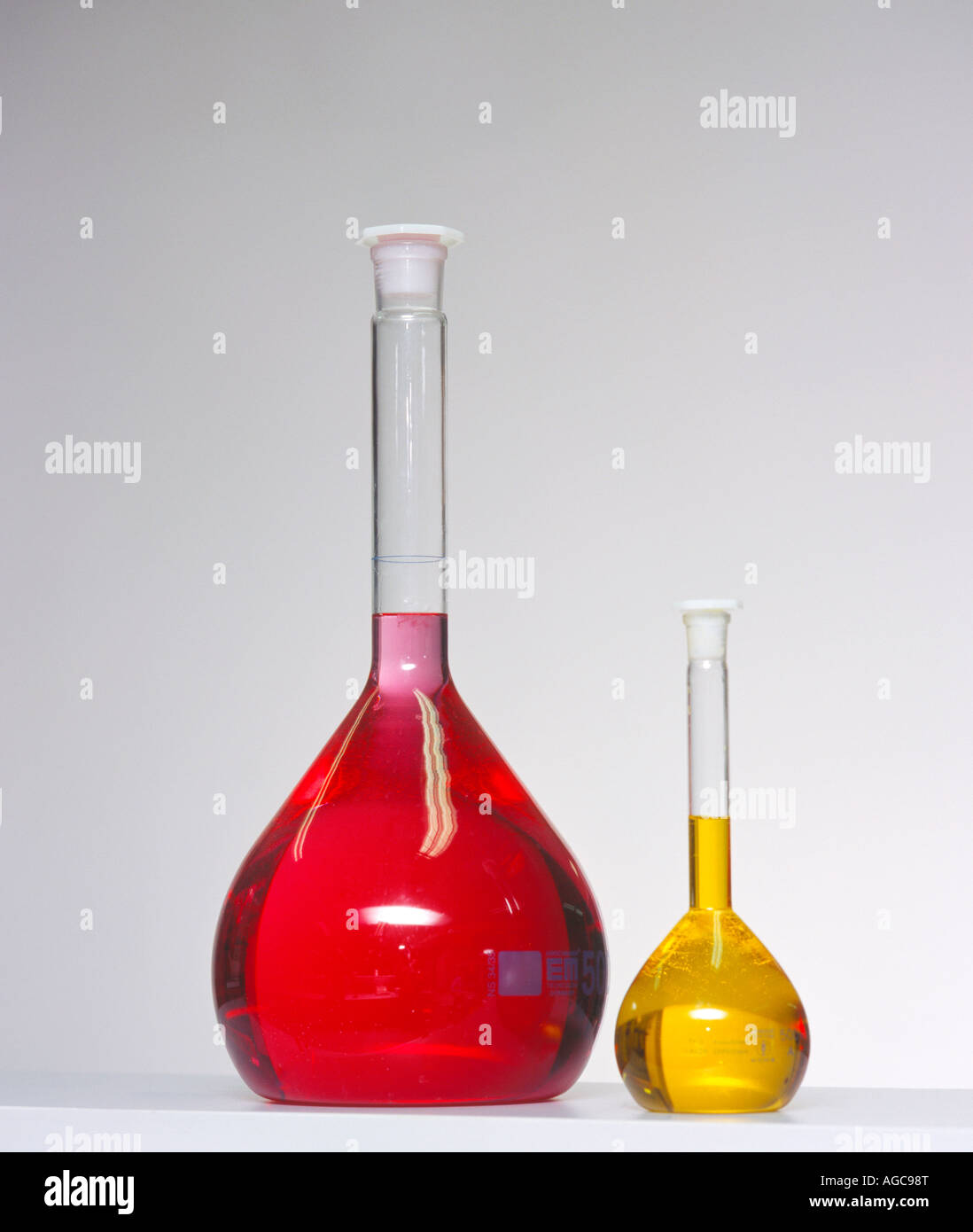 Due round palloni bootomed quello a sinistra essendo più grande seduta su una panchina laboroatory Foto Stock