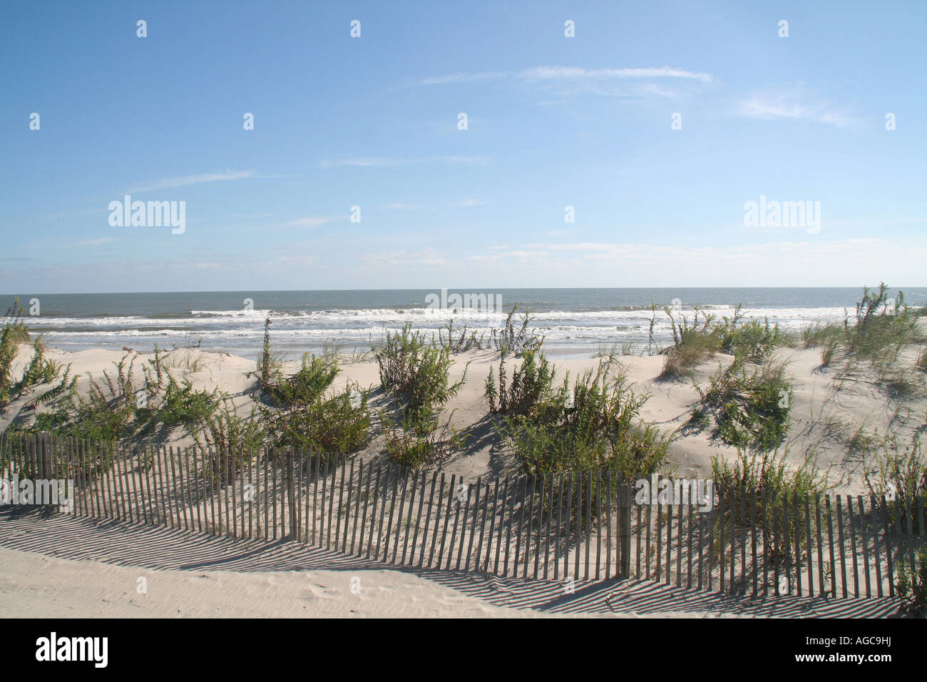 L'oceano visto da dietro le dune Foto Stock
