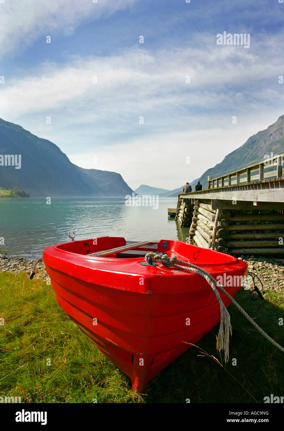 Una barca a remi sulla riva del Sognefjord, Skjolden, Norvegia. Foto Stock