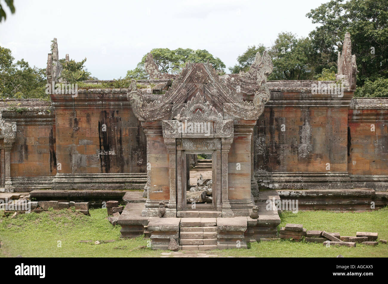 Vista esterna di ingresso a Khao Phra Wihan Il tempio sorge proprio di fronte al confine con la Cambogia di fronte Thailandia s Si Saket provincia s Kantharalak distretto fu costruito tra la metà del decimo e l inizio del XII secolo dal re Khmer è virtualmente inaccessibile dalla Cambogia lato ma può essere raggiunto dal confine tailandese Foto Stock