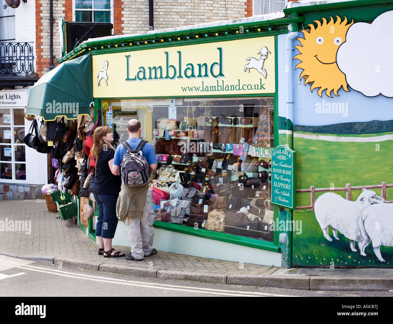 Paio di window shopping al di fuori del negozio Lambland in Ilfracombe, Devon, Regno Unito Foto Stock