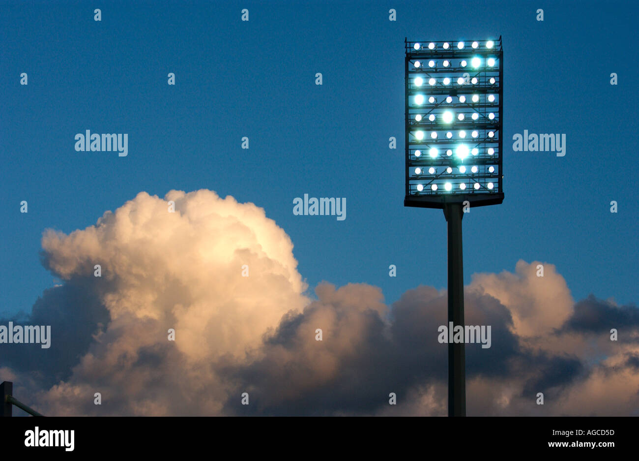 Montante del proiettore di uno stadio sportivo contro il cielo di sera Foto Stock