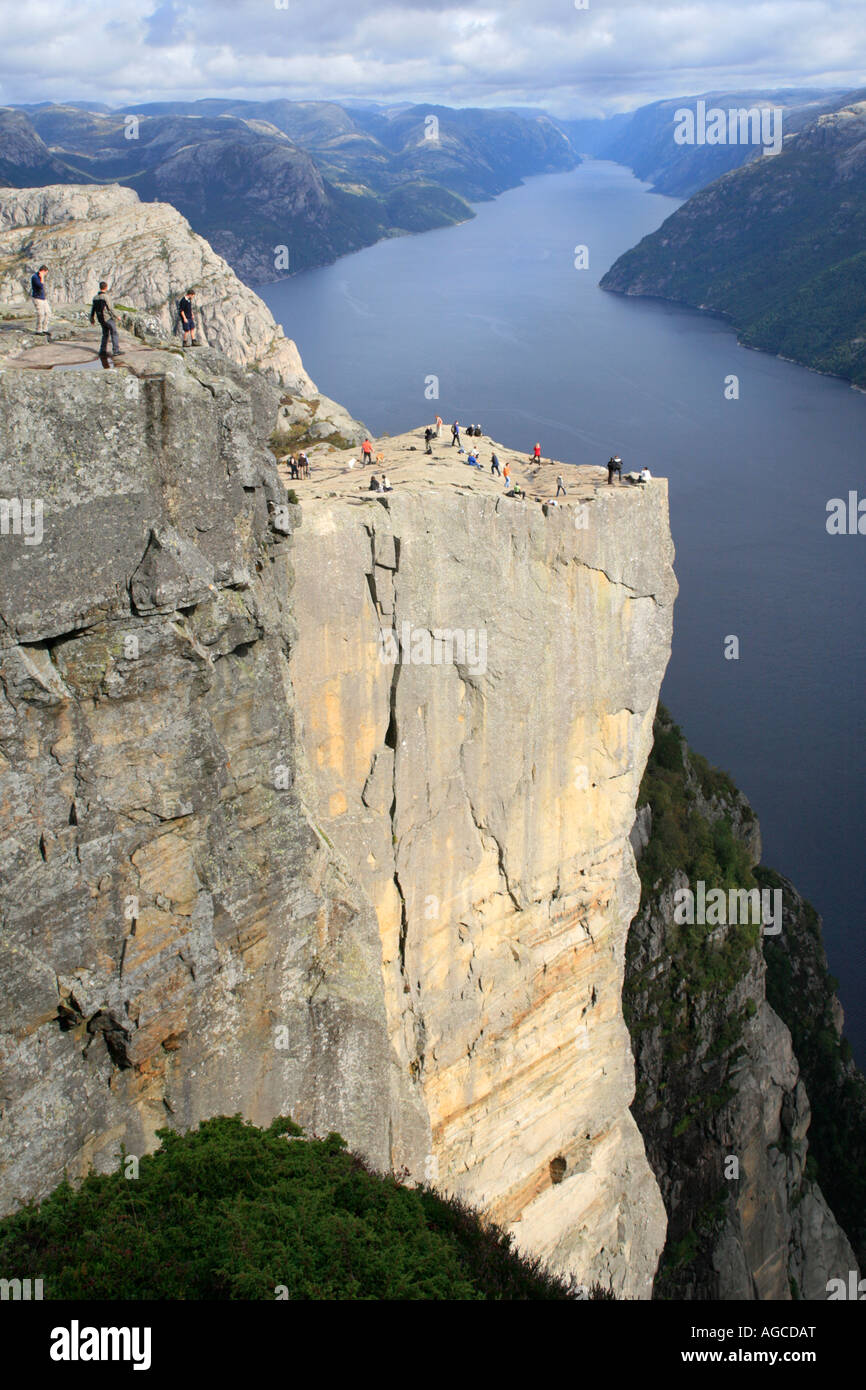 Il cosiddetto Prekestolen (Sermone sedia) torreggiante alta sopra Lysefjord nel sud della Norvegia Foto Stock