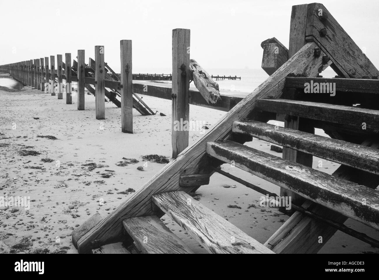 Rotto le difese del mare e i passi A HAPPISBURGH NORFOLK East Anglia England Regno Unito Foto Stock