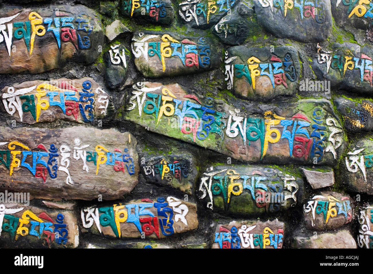 Lettere tibetano mantra Om mani padme Hum ha voluto in pietre. Stupa Swayambhu, Kathmandu, Nepal Foto Stock