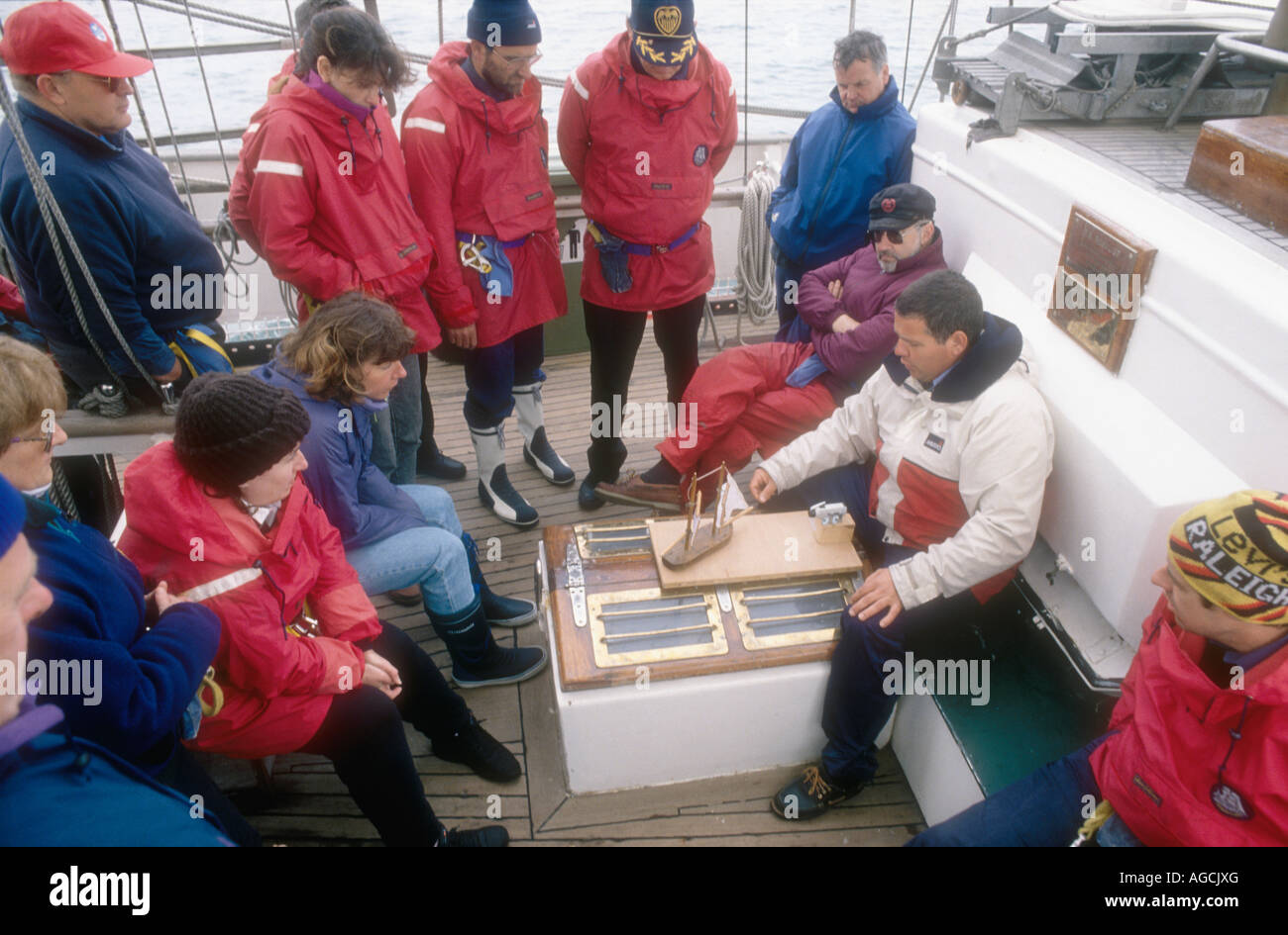 Addestramento alla vela di nave di incollamento a bordo del 1971 British brig Royalist Foto Stock