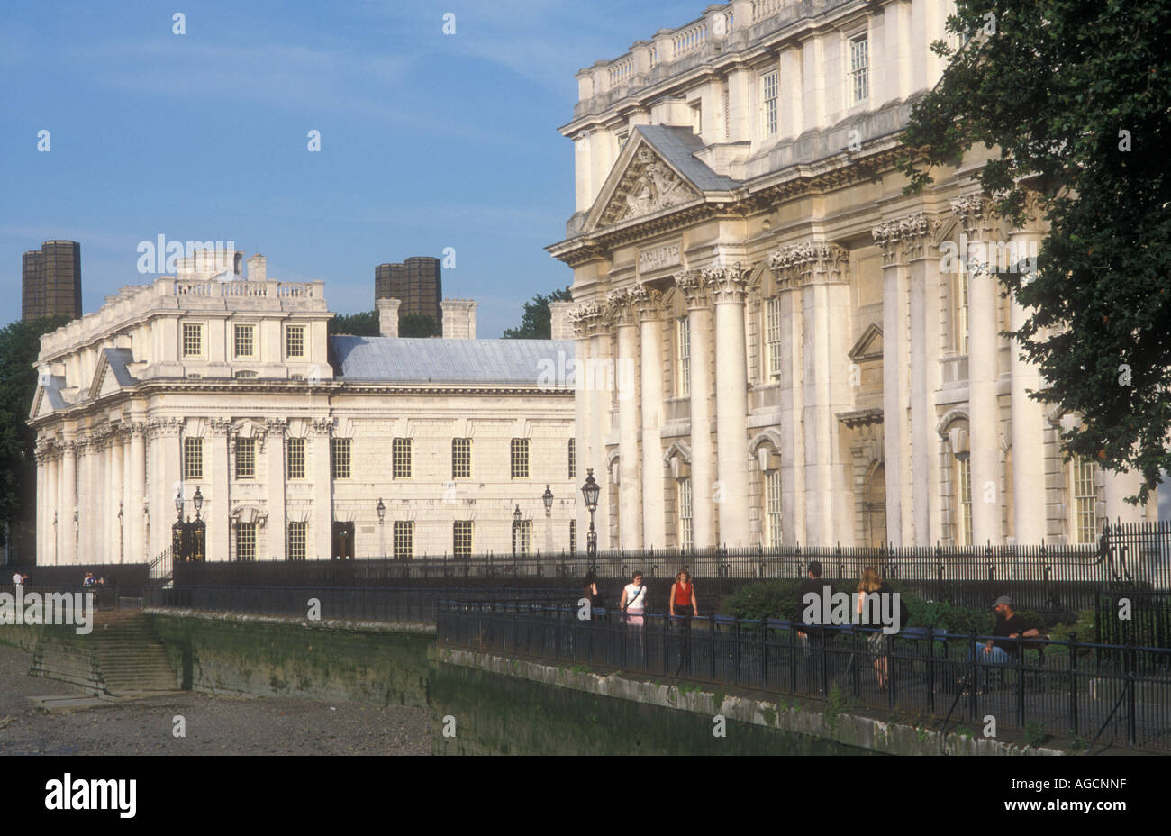 Vista del Royal Naval College di Greenwich Pier, Greenwich, London, Regno Unito Foto Stock