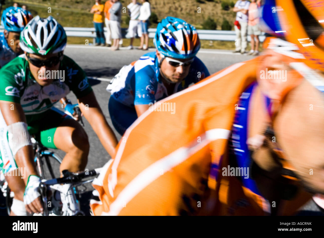 I ciclisti professionisti del peleton in Vuelta de Espana la scalata verso la stazione di sci di Andorra Foto Stock