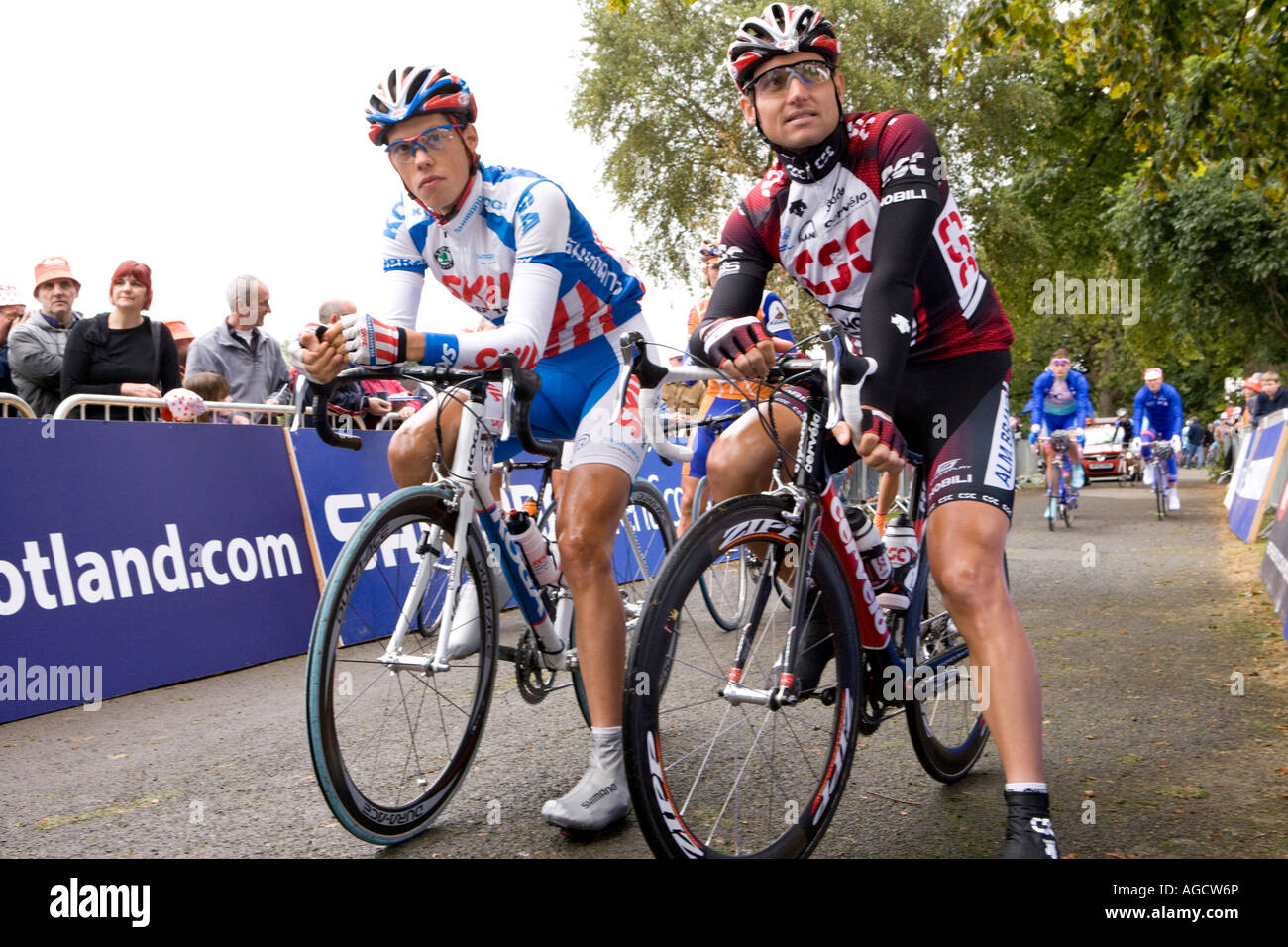 Elite Tour in Bicicletta di Bretagna cycle race a Dumfries Dock Park i ciclisti aspettano l'inizio della gara Scozia UK Foto Stock