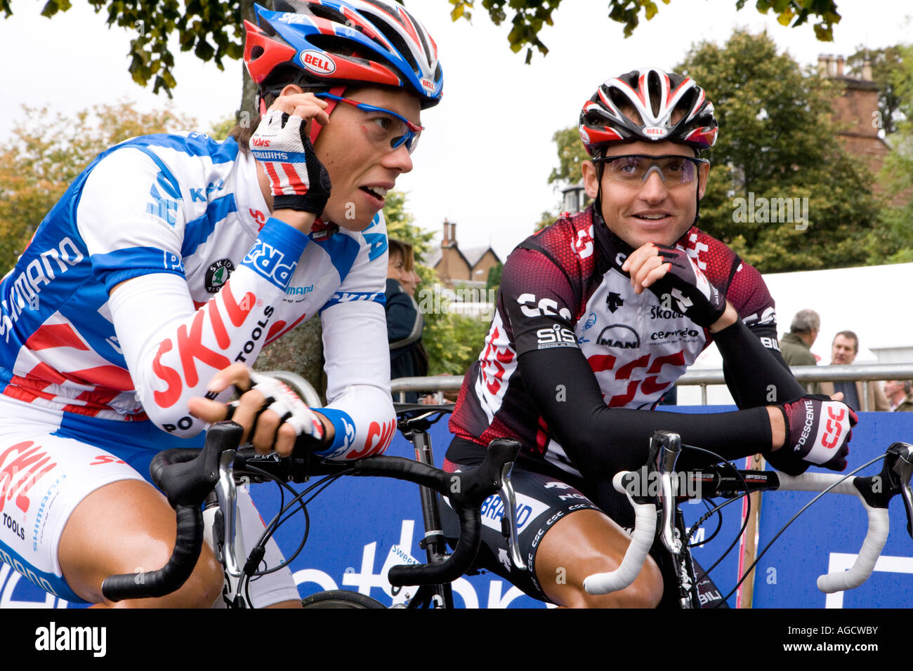 Elite Tour in Bicicletta di Bretagna cycle race a Dumfries Dock Park i ciclisti aspettano l'inizio della gara Scozia UK Foto Stock
