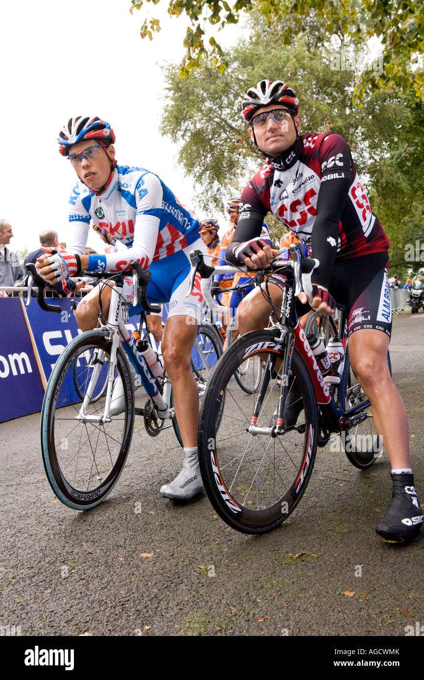 Elite Tour in Bicicletta di Bretagna cycle race a Dumfries Dock Park i ciclisti aspettano l'inizio della gara Scozia UK Foto Stock