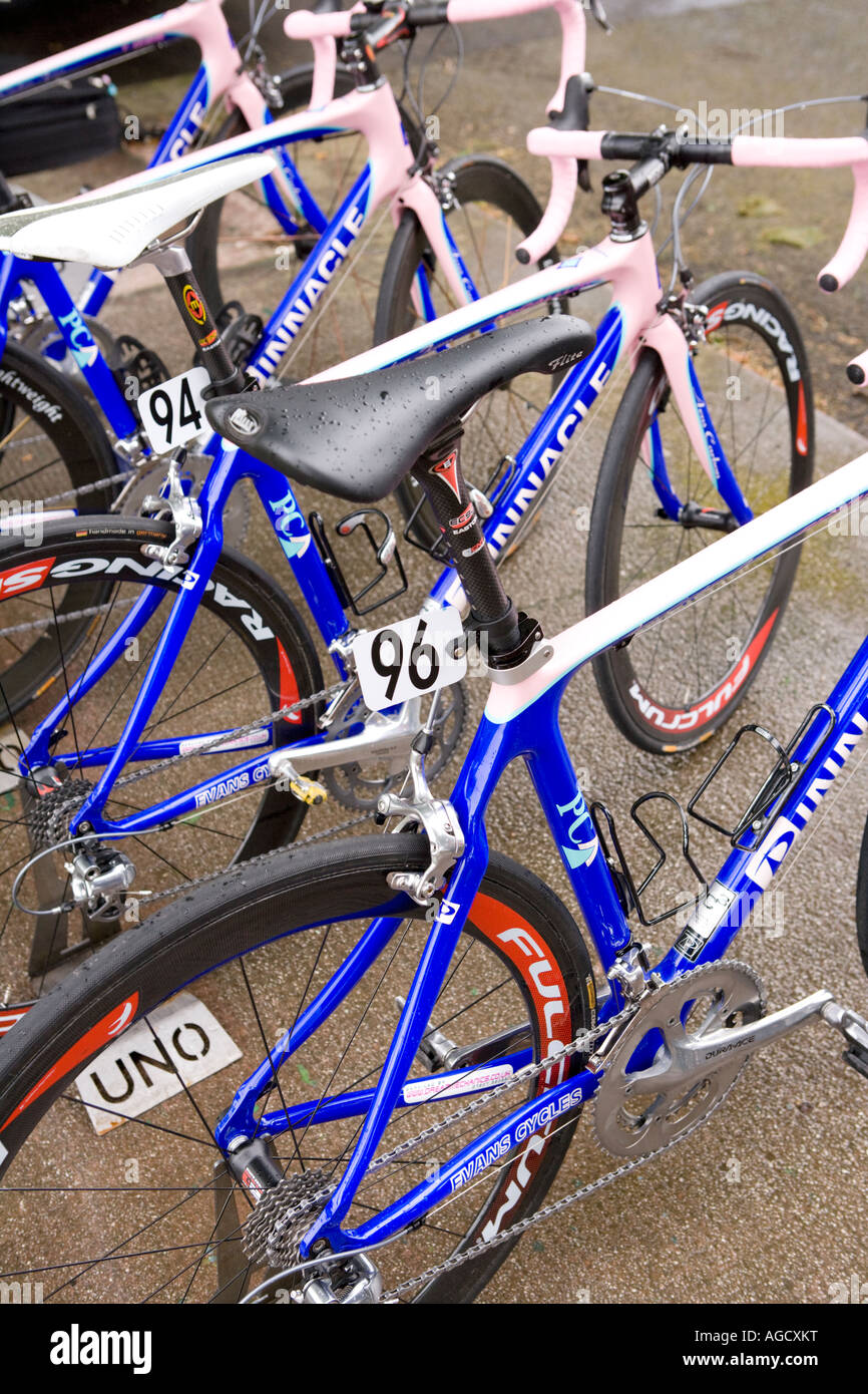Ciclismo Elite fase finale del Tour 2007 di Bretagna cycle race a Dumfries Dock parcheggiare le biciclette in fase di preparazione per la partenza di gara Foto Stock