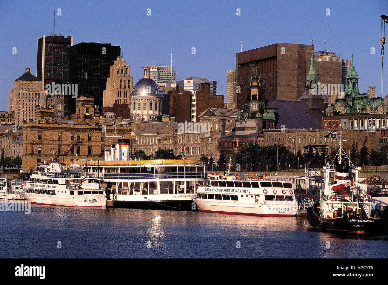 Lo skyline di Montreal con vecchi e nuovi edifici visto dalla città s Vieux Port waterfront imbarcazioni da diporto legate a fianco il dock Foto Stock