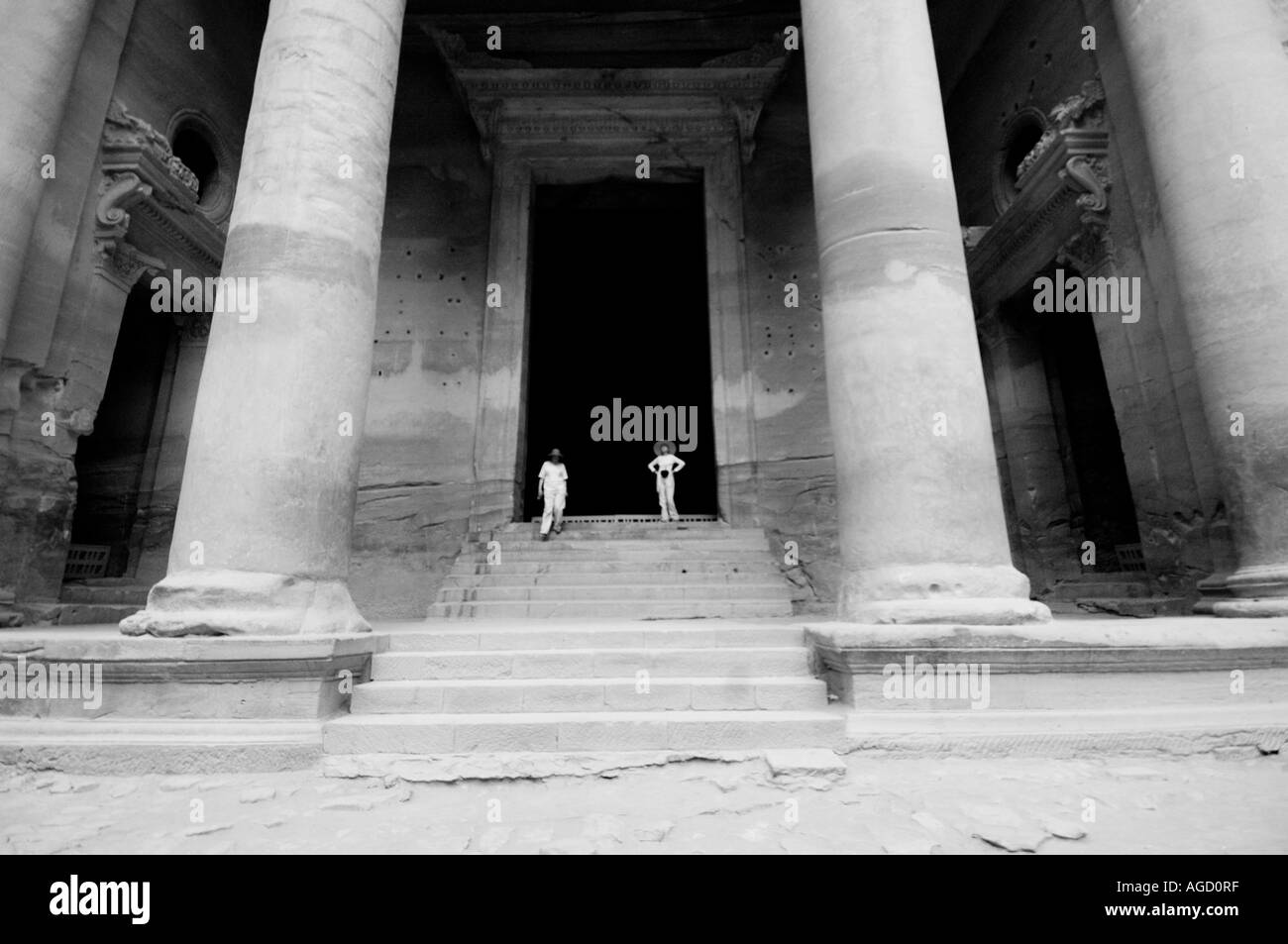 I turisti all'ingresso al tesoro di Petra, Giordania Foto Stock