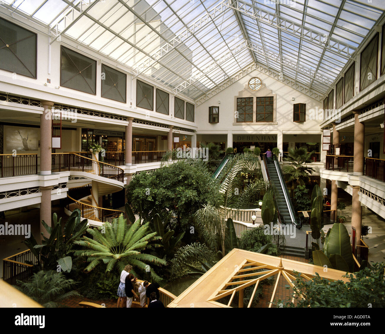 GB - GLOUCESTERSHIRE: Cheltenham il legno di faggio Place Shopping Arcade Foto Stock