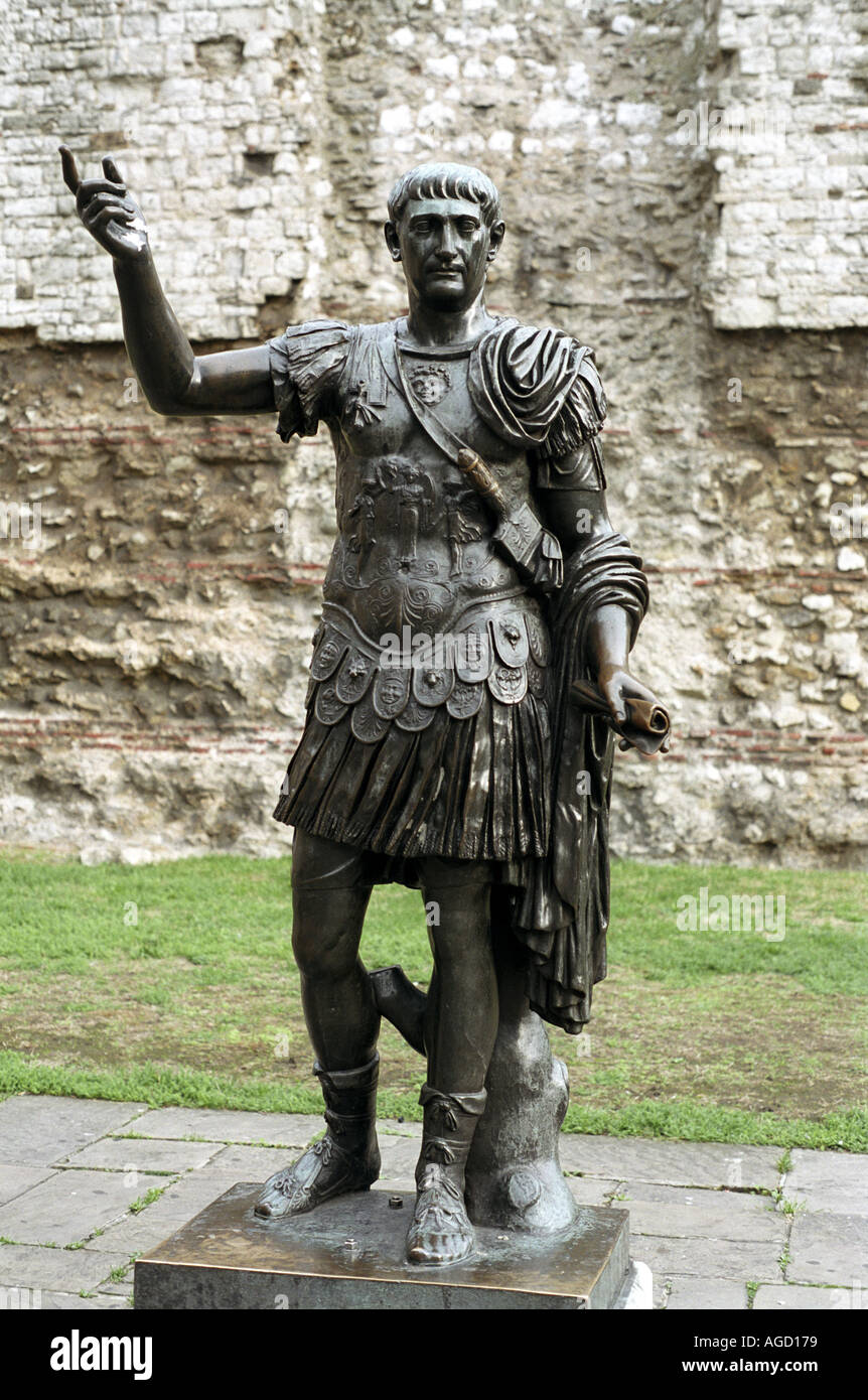 Statua di Imperatore Traiano leader romano AD 98 117 a Tower Hill Londra Inghilterra U K Gran Bretagna GB G B Foto Stock