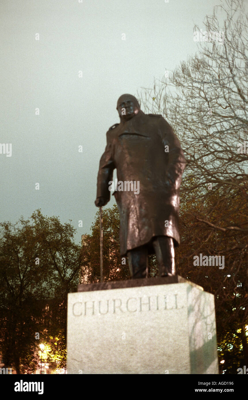 Statua di Winston Churchil in piazza del Parlamento di Londra di notte Foto Stock