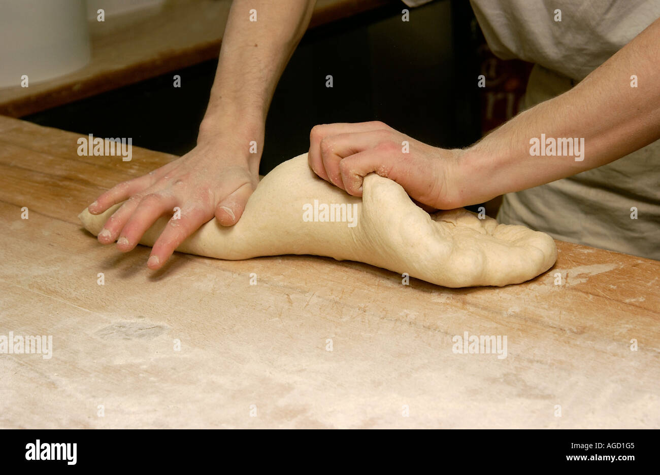 Baker impastare la pasta di pane Foto Stock